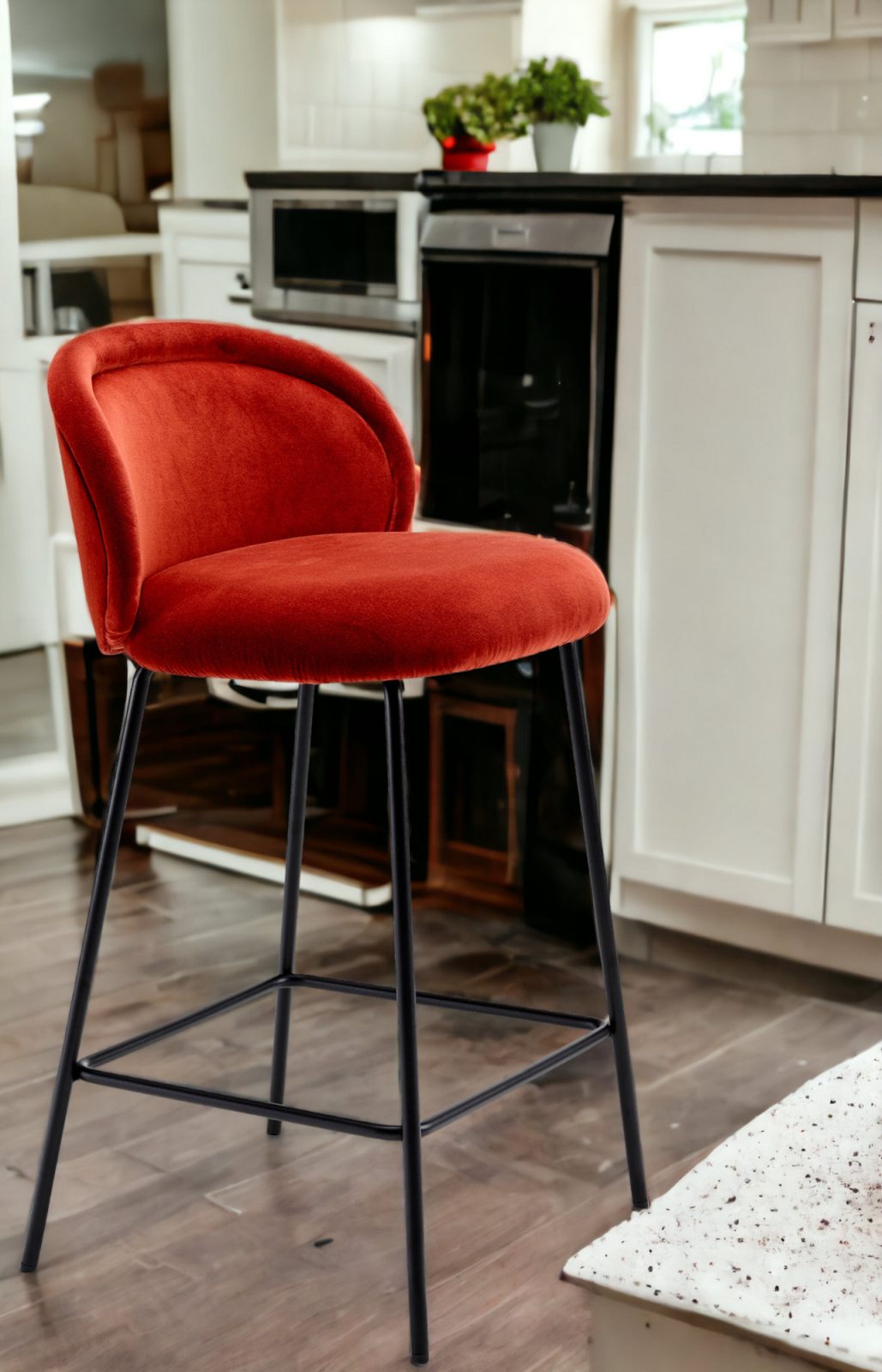Roter Ona Barhocker von Freifrau Manufaktur mit schwarzem Metallgestell in moderner Küche.