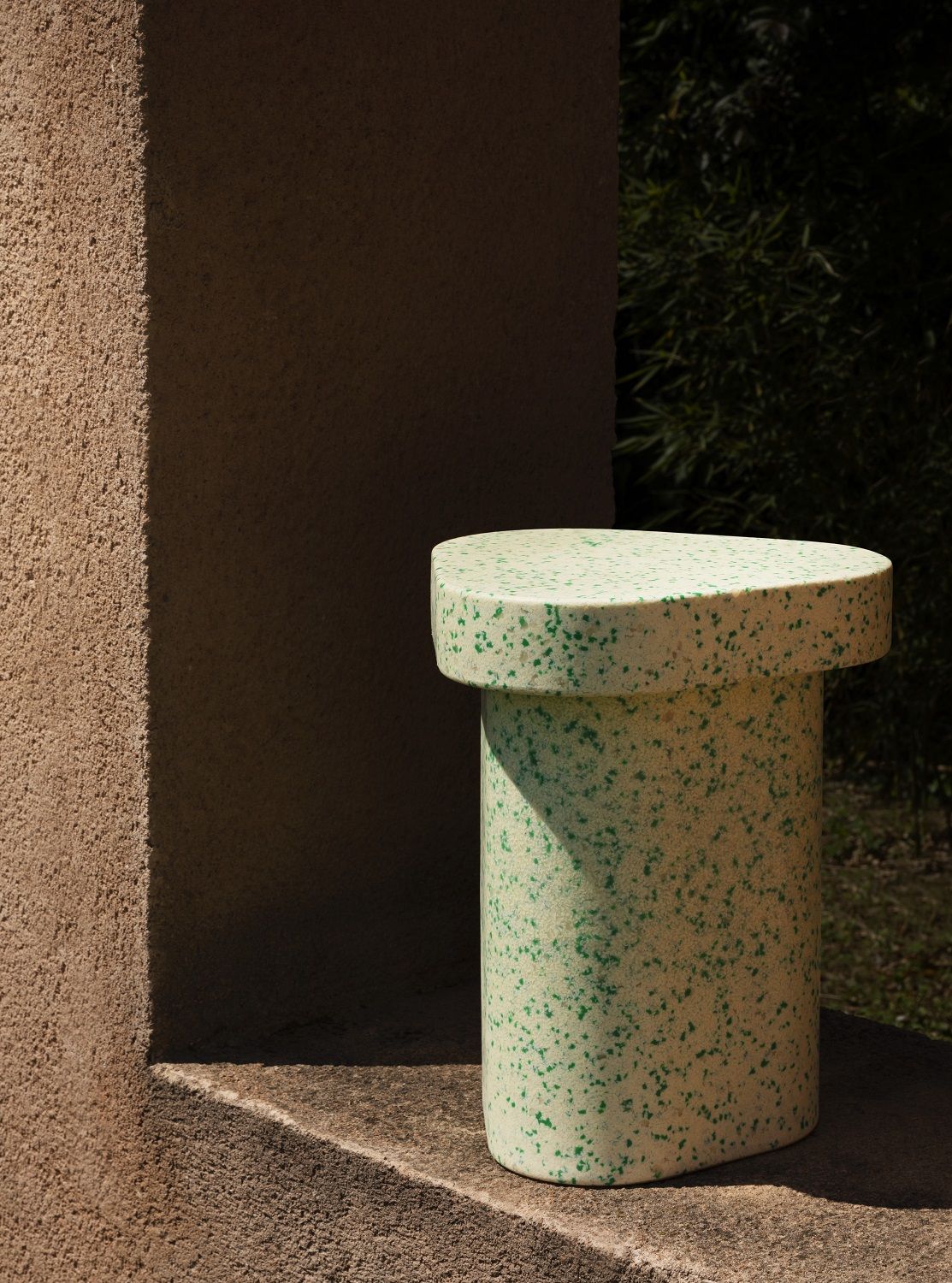 Superpop Couchtisch von Miniforms, hellgrün gesprenkelt, für drinnen und draußen geeignet. Moderner Beistelltisch.