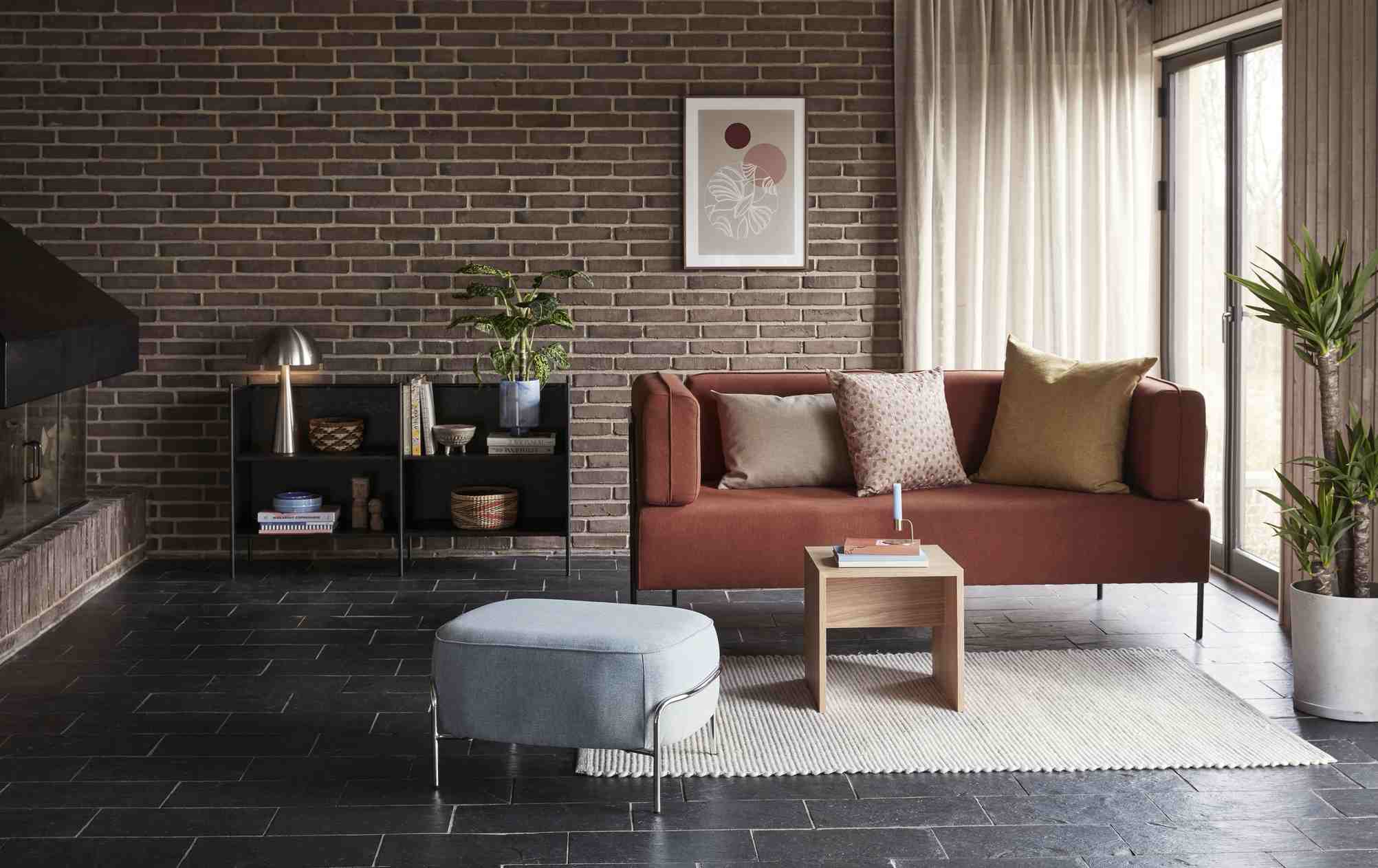 Table Tisch Eiche natur von Hübsch Interior neben Sofa im Wohnzimmer. Kleiner Beistelltisch aus Eiche.