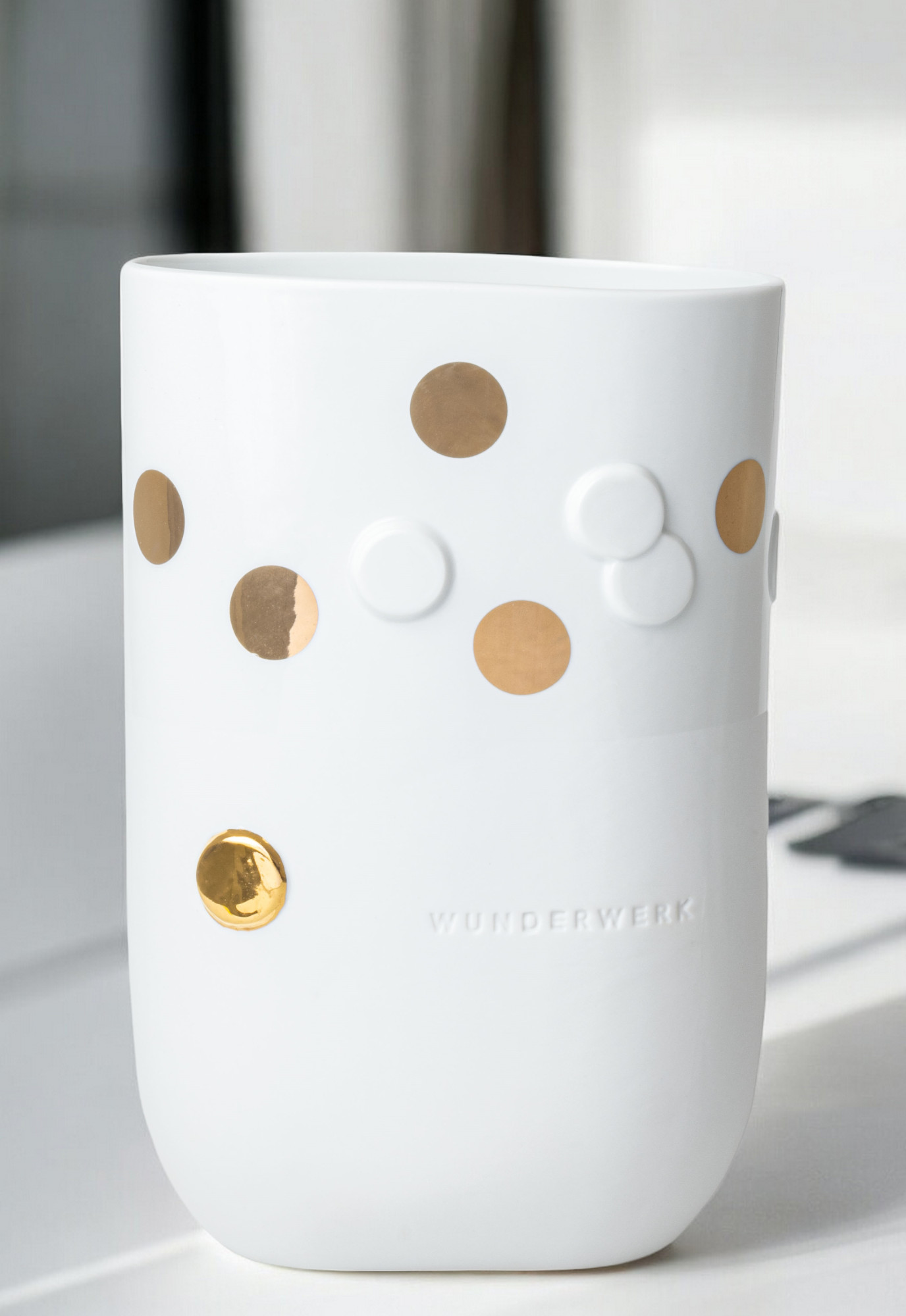 Weiße Wunderwerk Vase mit goldenen Punkten und erhabenen, weißen Kreisen als moderne Dekoration.