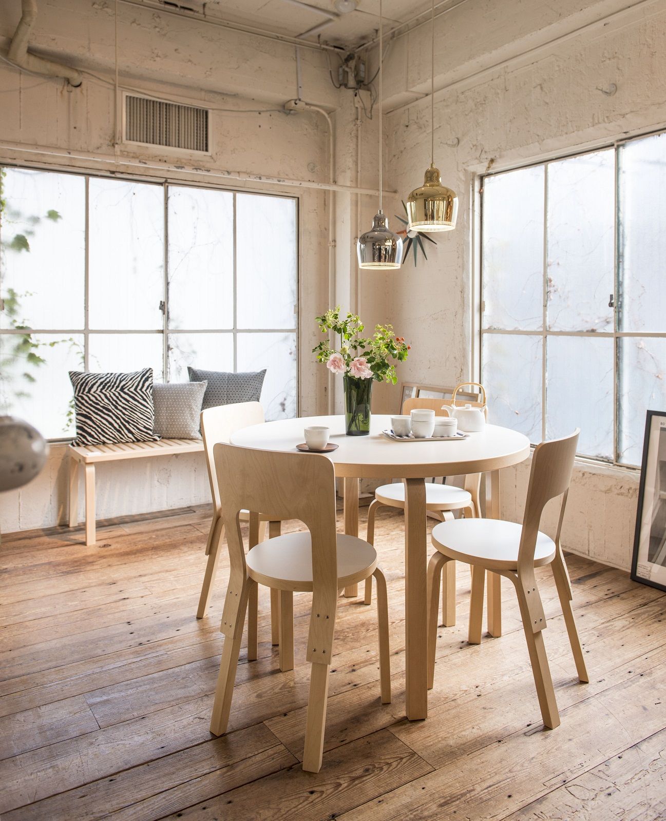 Helle skandinavische Einrichtung mit Artek Bank 153A, Tisch und Stühlen aus Birkenholz.