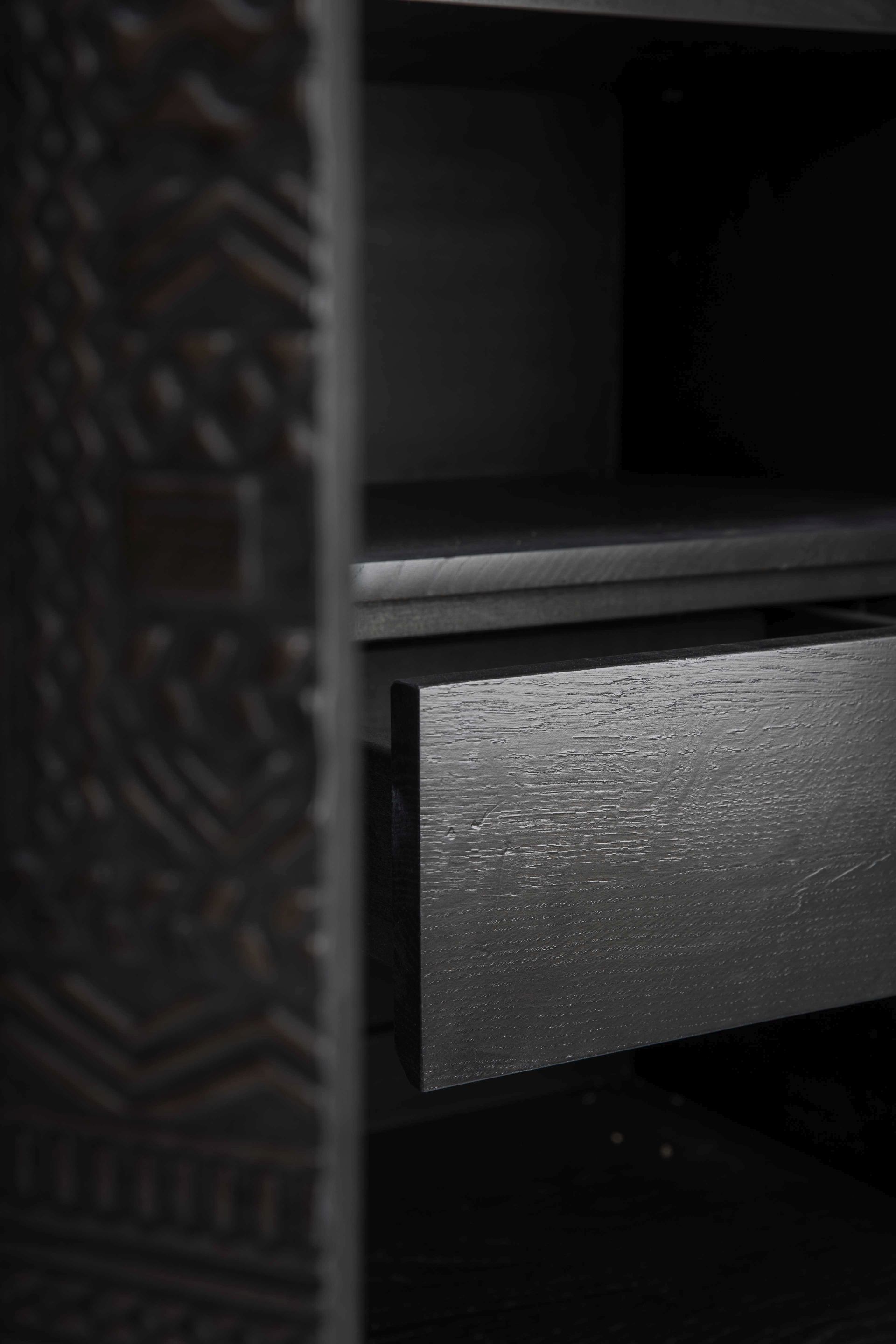 Detailaufnahme: Tabwa Schrank aus Teakholz von Ethnicraft mit offener Schublade und ethnischem Muster.