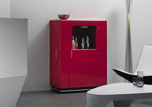 Roter KB 323 Barschrank von Müller Möbelfabrikation mit Glasvitrine und Cocktail-Zubehör im modernen Wohnzimmer.