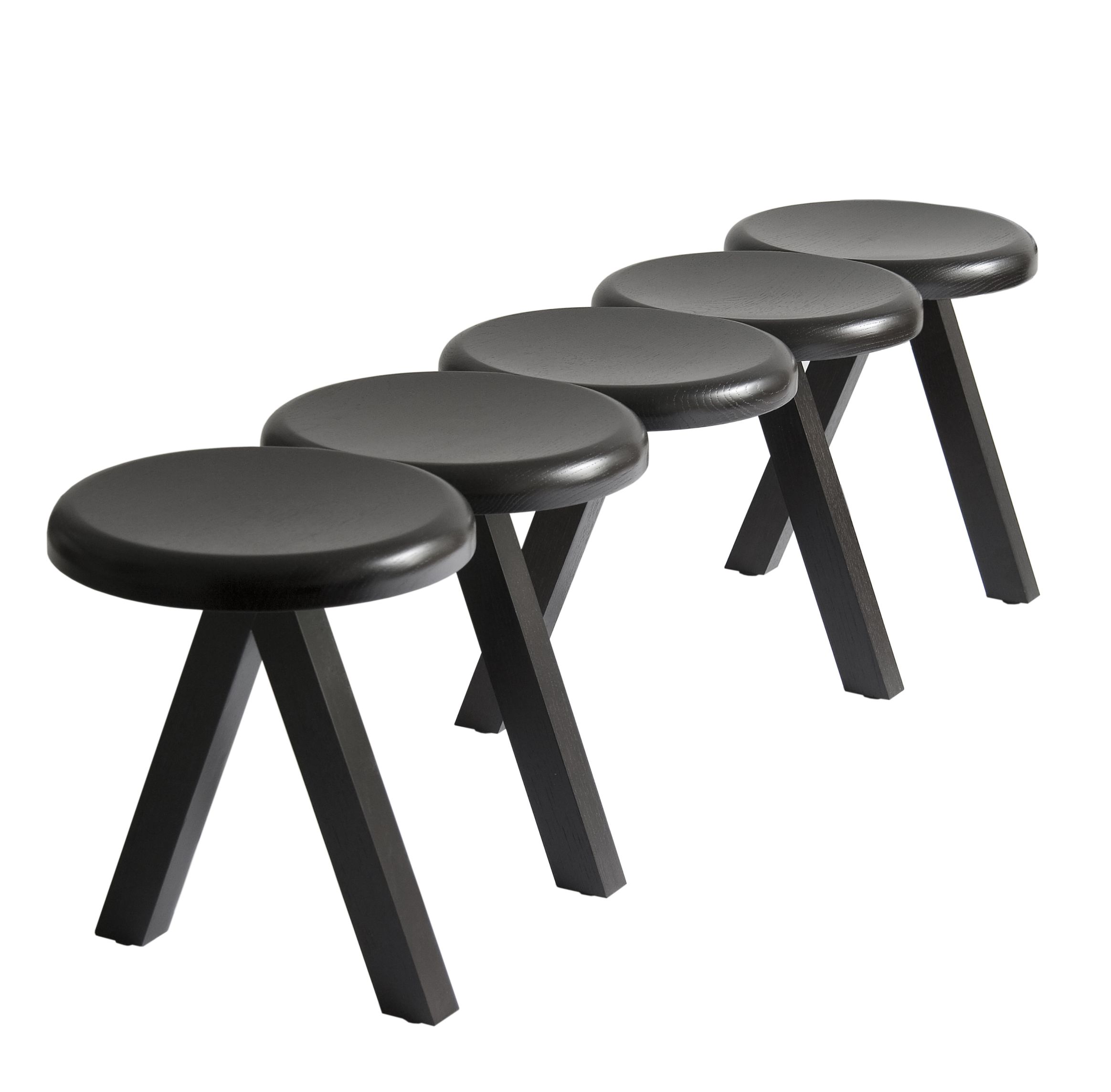 Reihe von fünf schwarzen Millepiedi Hockern von Driade auf weißem Hintergrund.