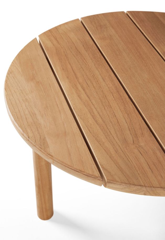 Detailaufnahme des Ethnicraft Quatro Couchtischs aus Teakholz für den Außenbereich.