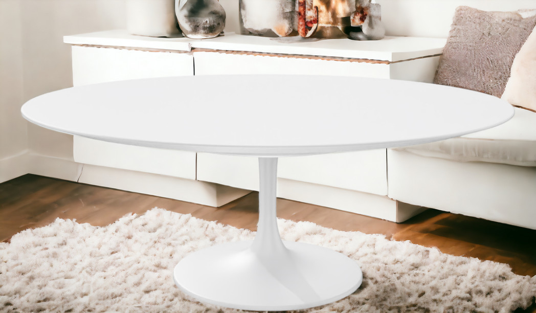 Weißer Saarinen Couchtisch von Knoll International, ovale Tischplatte und zentraler Fuß. Modernes Design.