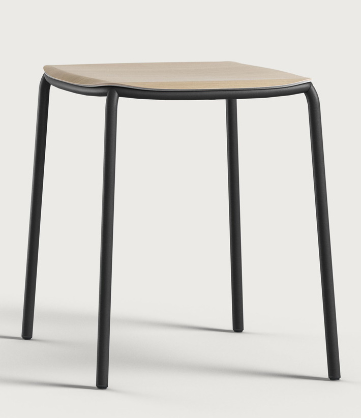 Nate S Hocker von Brunner: Moderner Hocker mit Holzplatte und schwarzem Metallgestell.