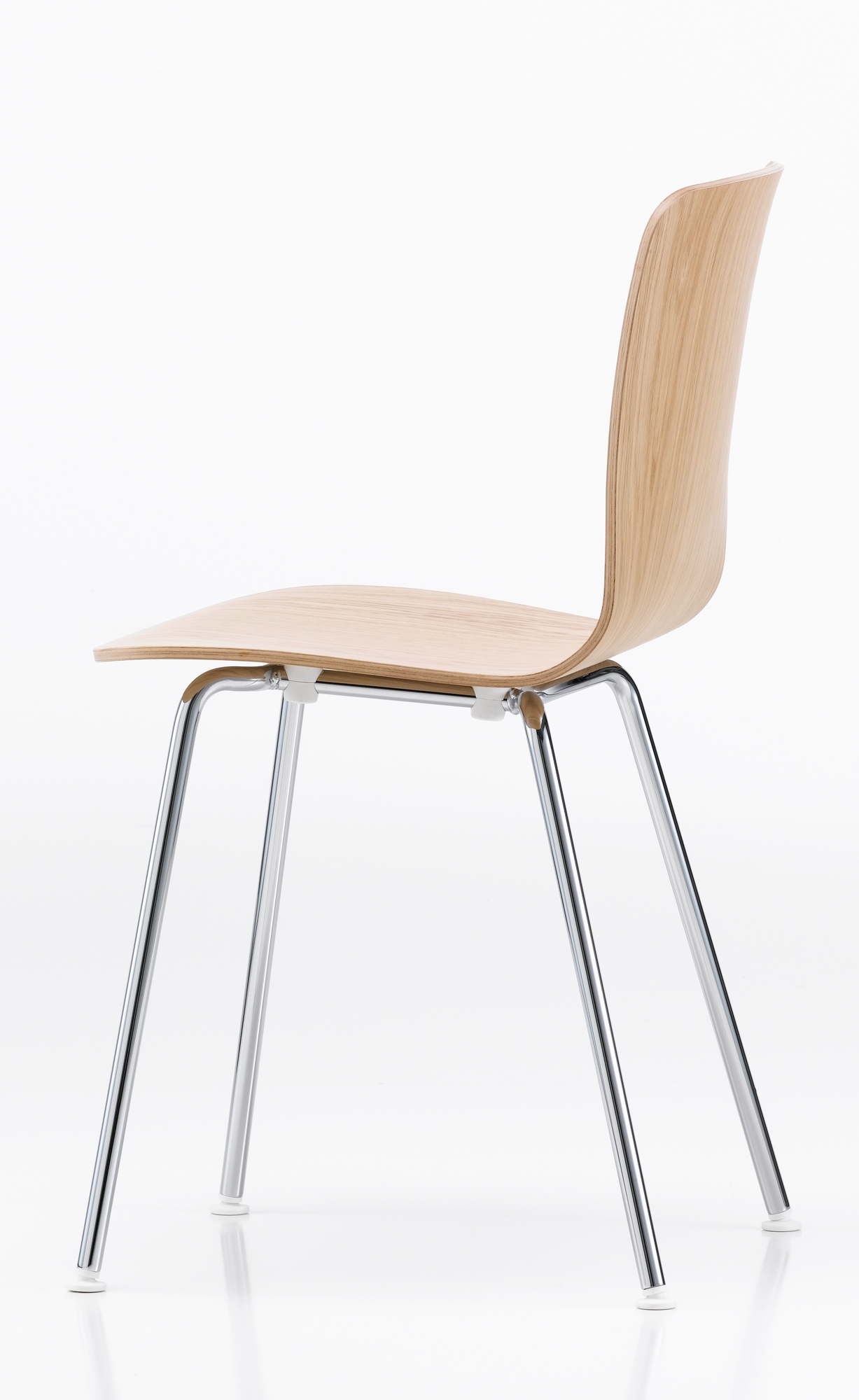 Vitra Hal Ply Tube Stuhl, Seitenansicht: Holzschale und verchromtes Stahlrohrgestell auf weißem Hintergrund.