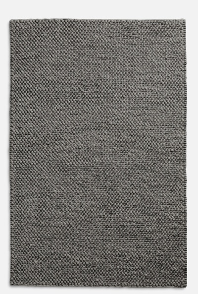 Nahaufnahme des anthrazitgrauen Tact Rug Teppichs von Woud, 90x140 cm, mit strukturierter Oberfläche.
