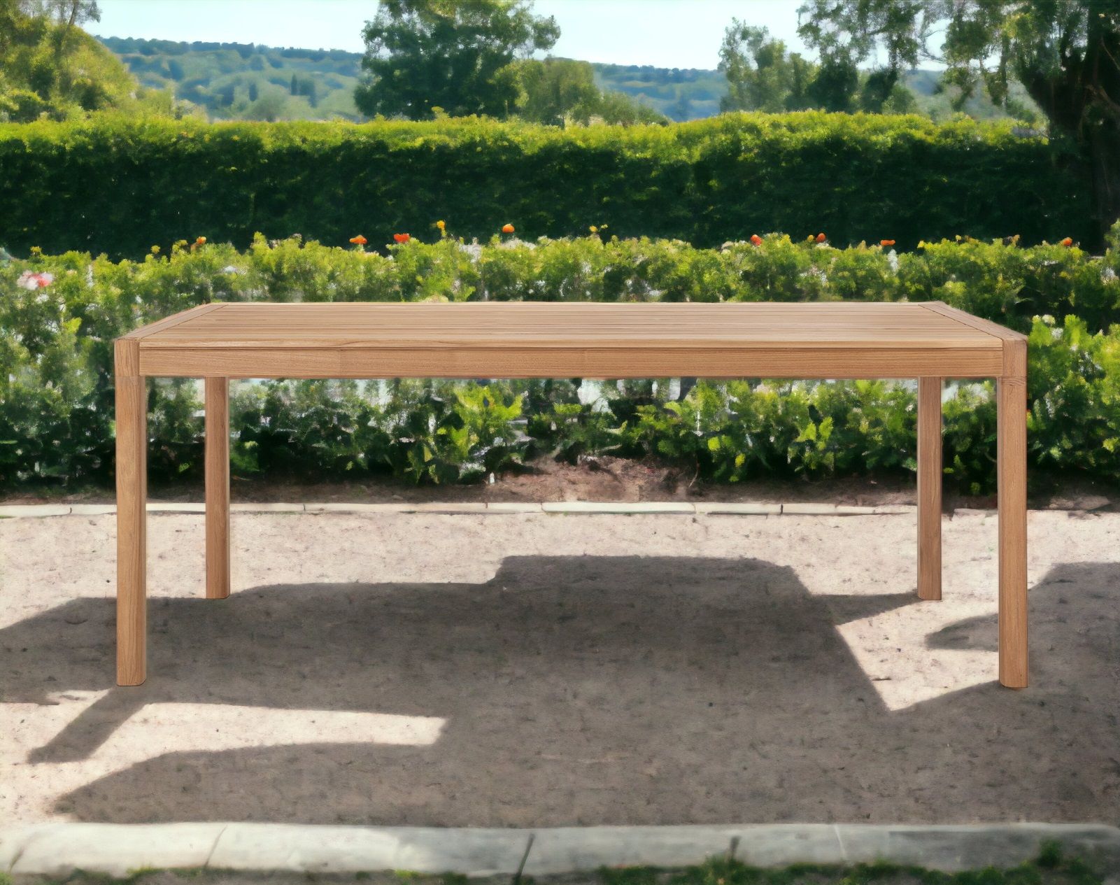 Rechteckiger Jack Outdoor Esstisch aus Teakholz von Ethnicraft im Garten, robust und stilvoll.