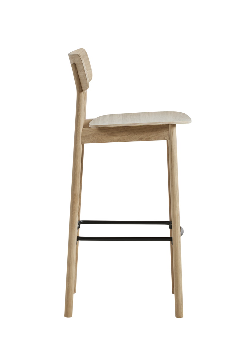Soma Barhocker aus Eiche, weiß pigmentiert, Seitenansicht. Moderner Barstuhl mit Fußstütze für Küche und Bar.