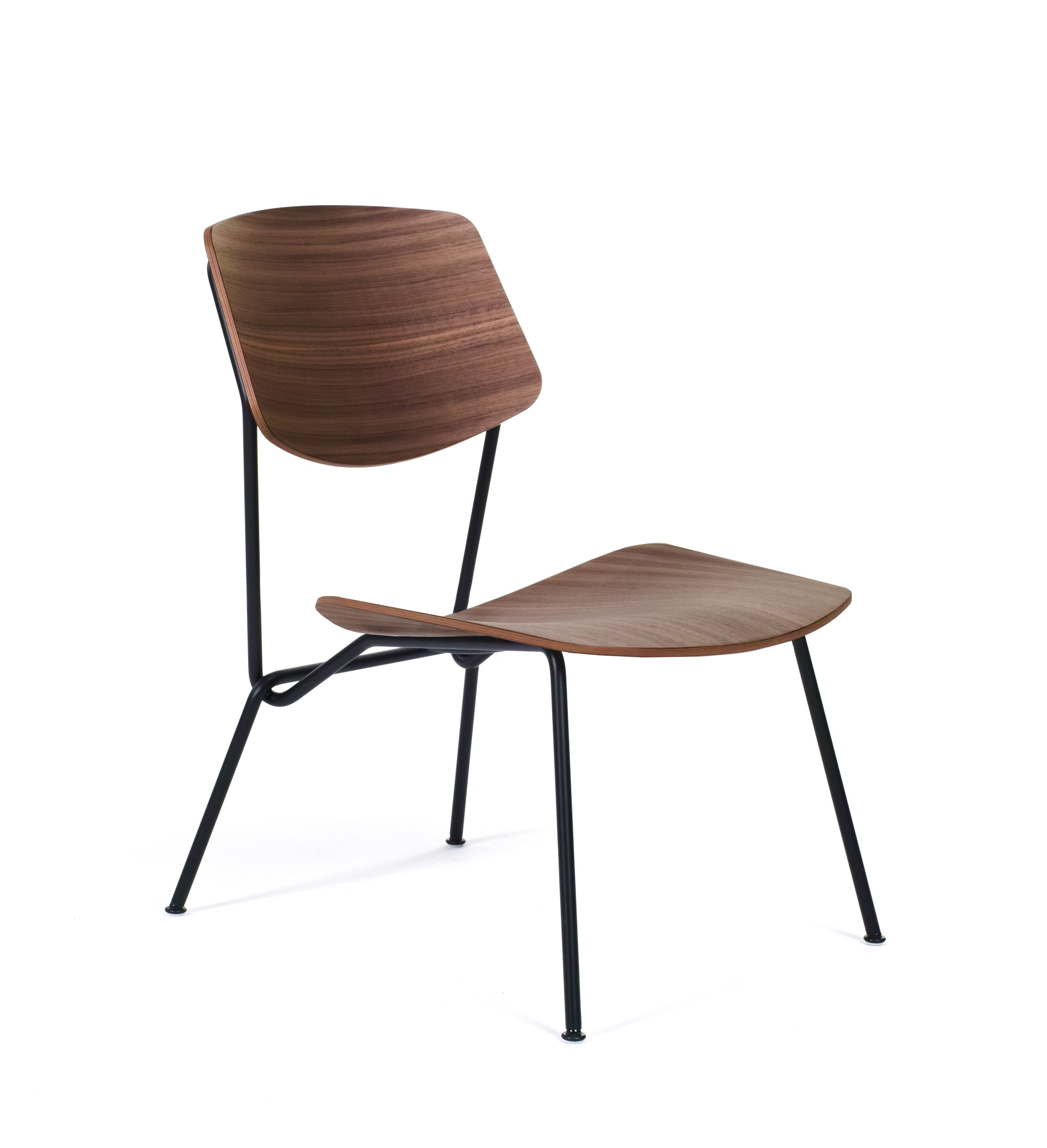 Strain Stuhl von Prostoria: Holzstuhl mit schwarzem Metallgestell, modernes Design für Esszimmer und Wohnbereich.