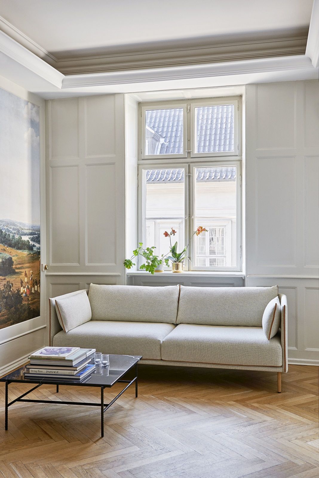 Beige Silhouette Sofa von Hay mit drei Sitzen in einem hellen Wohnzimmer.