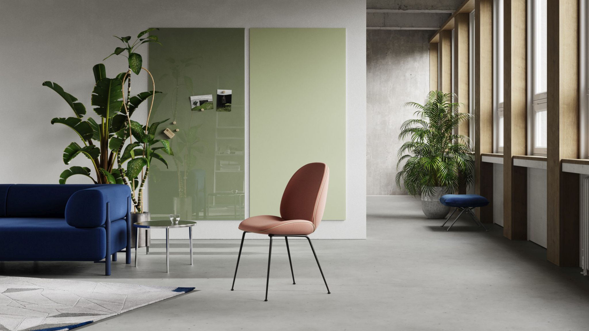 Zwei grüne Chat Board Wandtafeln im Büro, eine magnetisch, mit Pflanzen und Möbeln.