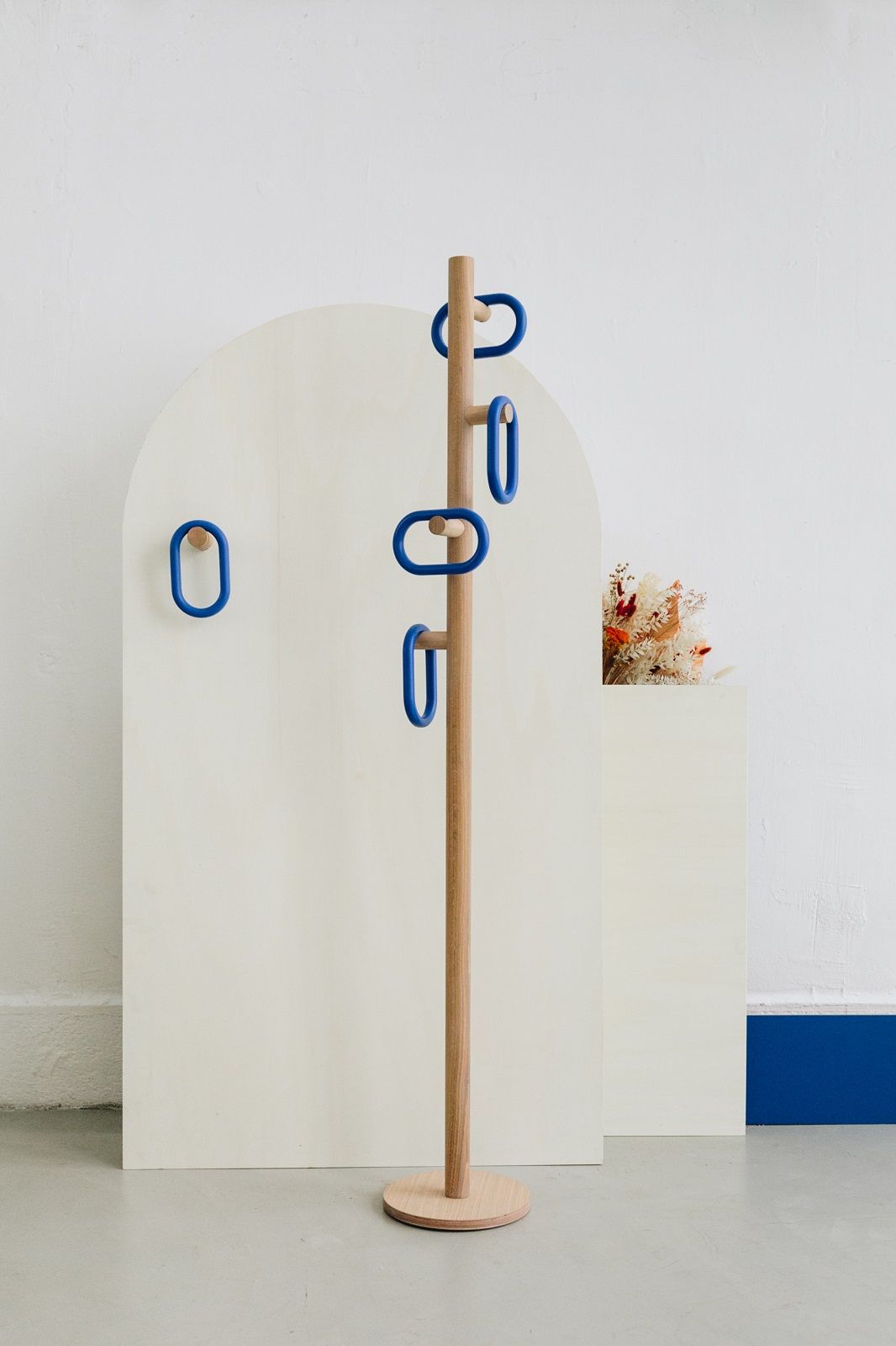 Fernand Coat Stand von Hartô: Moderner Kleiderständer aus Eiche mit blauen Akzenten.