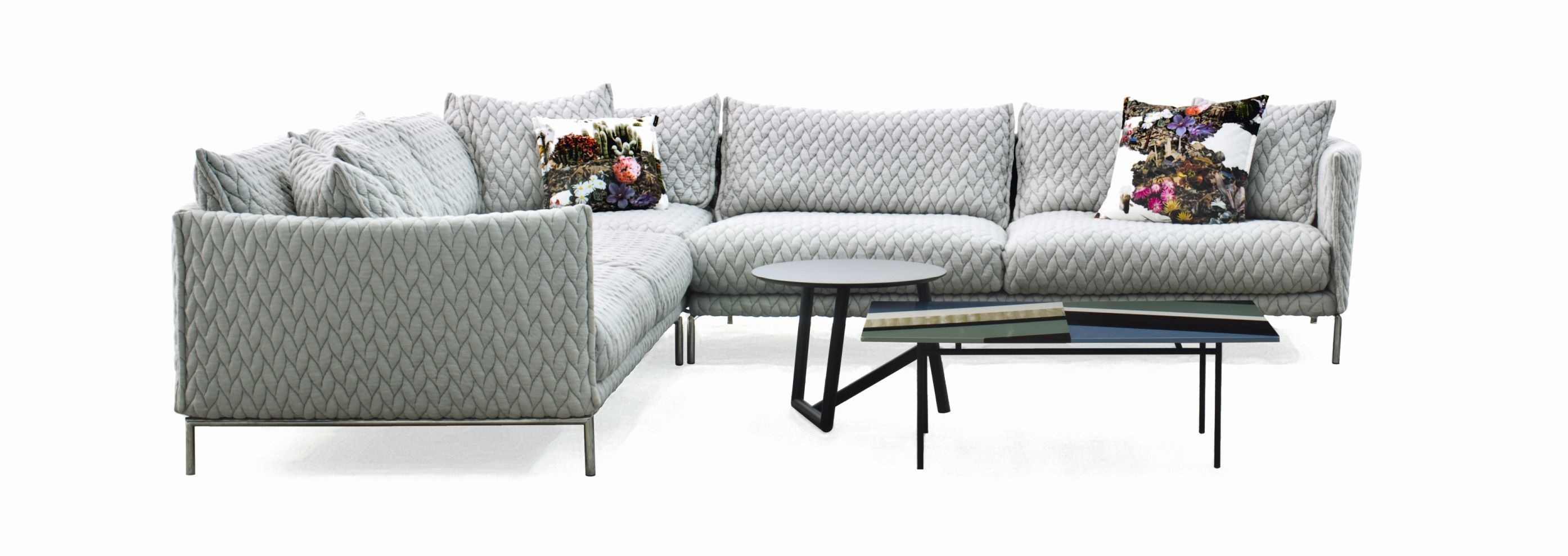 Fishbone Tisch von Moroso, ein moderner Couchtisch mit farbiger Tischplatte und schwarzem Gestell.
