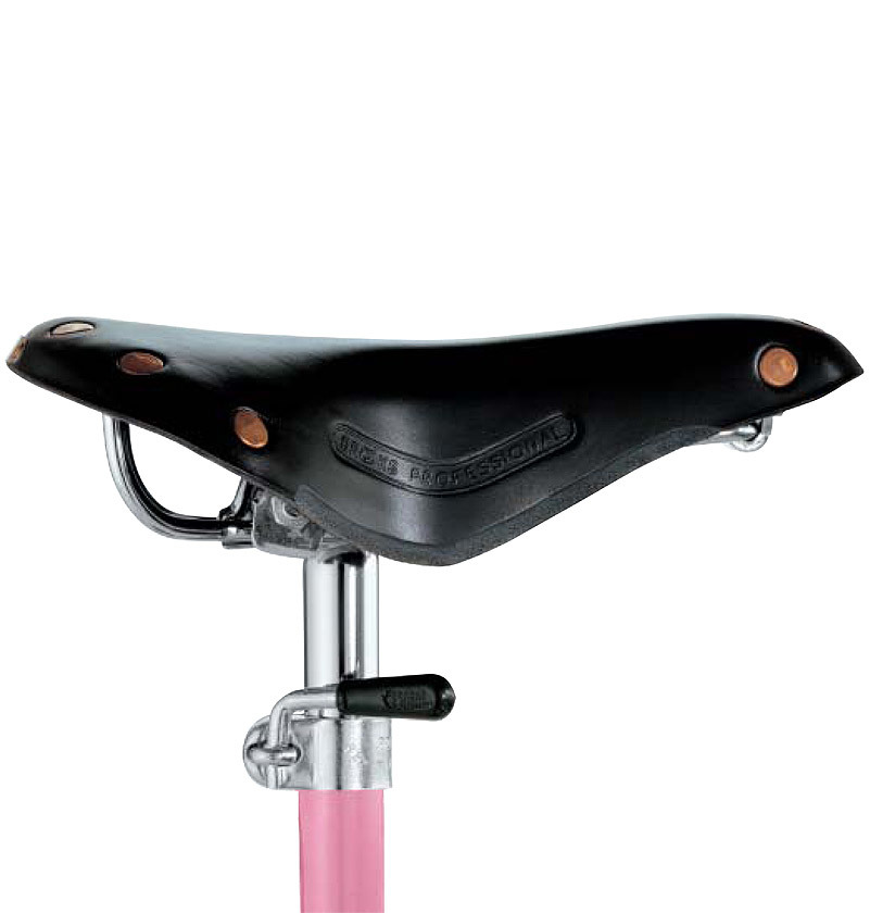 Detailansicht des Sella Hocker von Zanotta: Schwarzer Ledersattel mit verchromtem Gestell und pinkfarbener Stange.