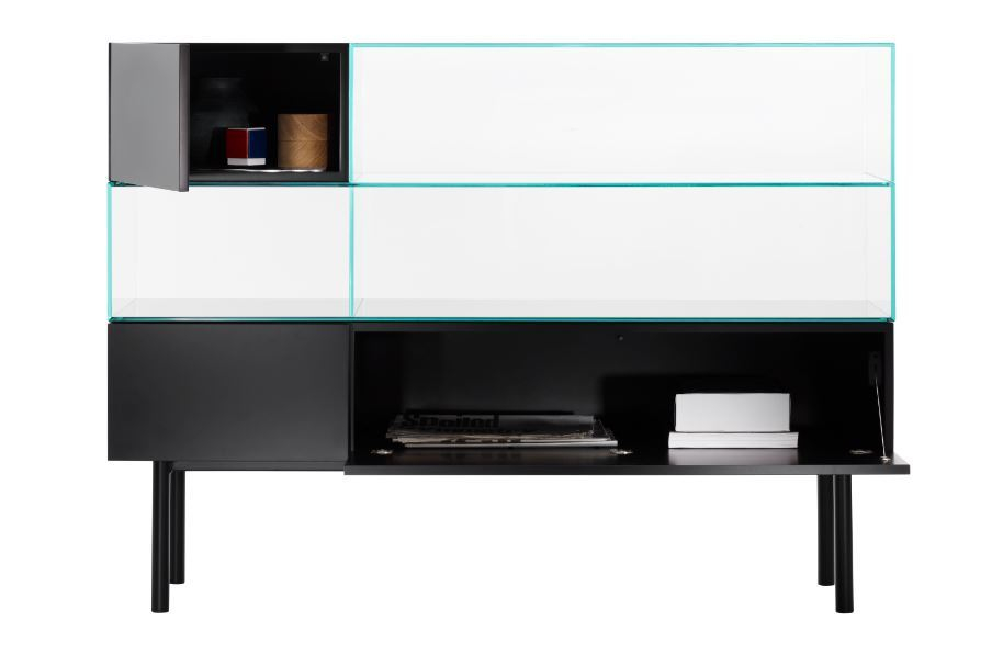 S4 Vitrine von Tecta mit Glasböden und schwarzen Schrankelementen auf schlanken Füßen.