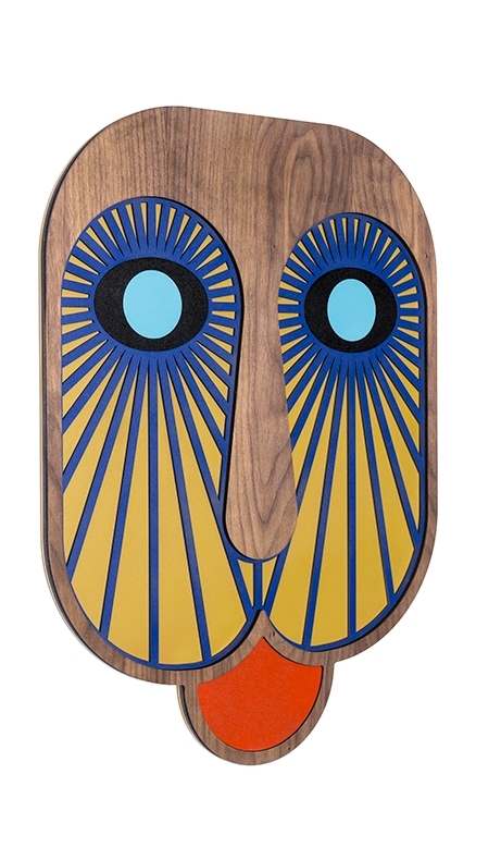Moderne afrikanische Holzmaske als Wandschmuck mit blauen, gelben und orangen Akzenten. Kunstvolles Einzelstück.