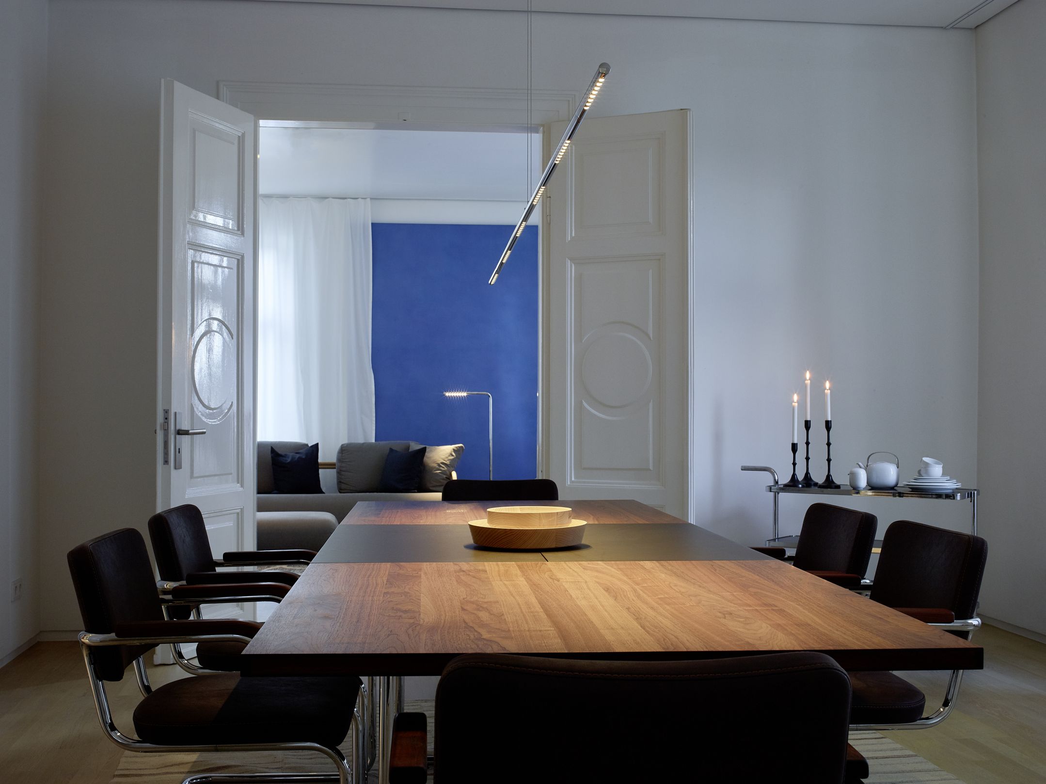 Esszimmer mit LUM 195 Pendelleuchte von Tecnolumen, verchromt, über einem Esstisch.