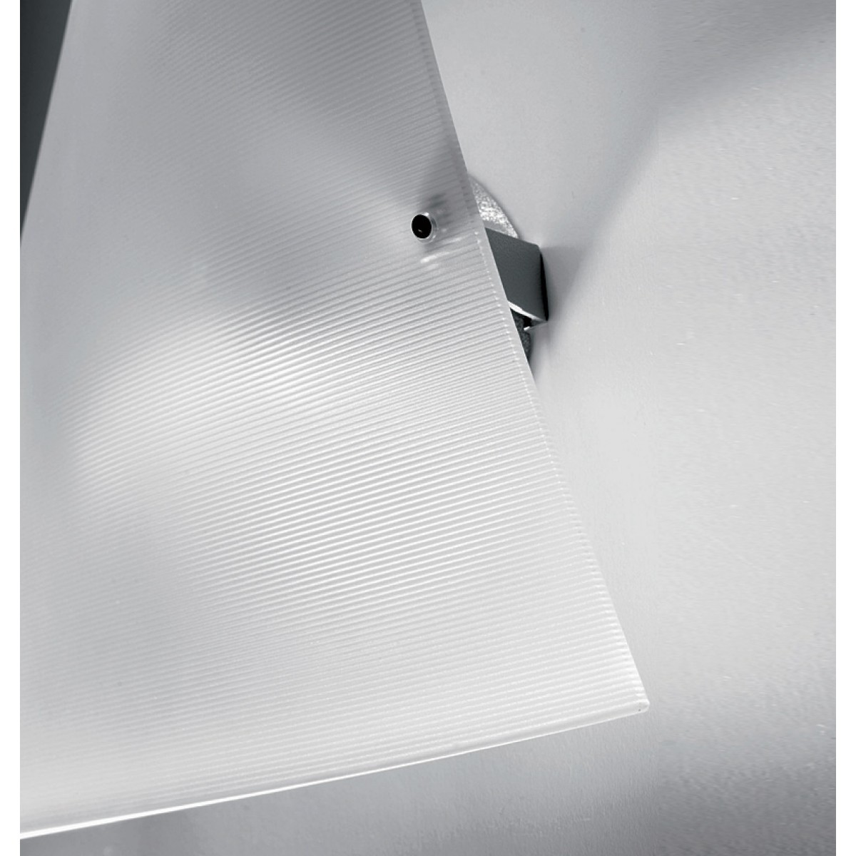 Detailaufnahme der Foscarini Folio Deckenleuchte: Moderne Lampe mit gerippter, weißer Oberfläche.