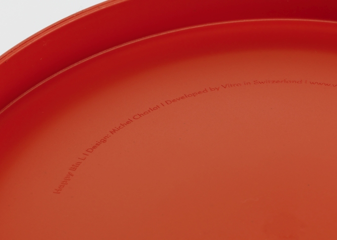 Detailaufnahme des roten Happy Bin Papierkorbs von Vitra, Design Michel Charlot.