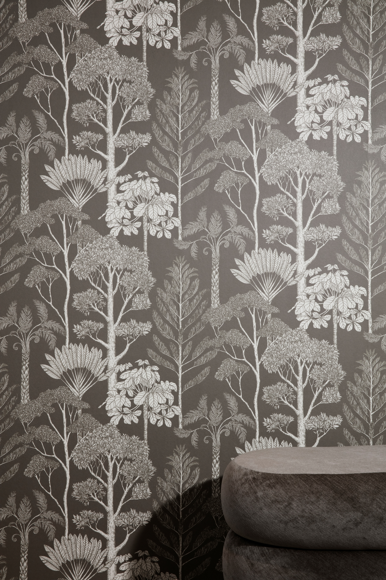 Nahaufnahme des Ferm Living Pouf Oval Faded Velvet Hockers in Wald-Optik.