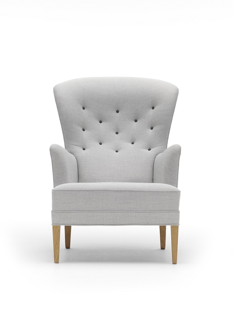 FH419 Heritage Chair von Carl Hansen & Søn: Grauer Sessel mit Knopfleiste und Holzbeinen.