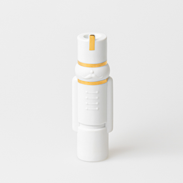 Weißer Nussknacker Kerzenhalter von Räder, festliche Weihnachtsdekoration mit goldenen Akzenten.