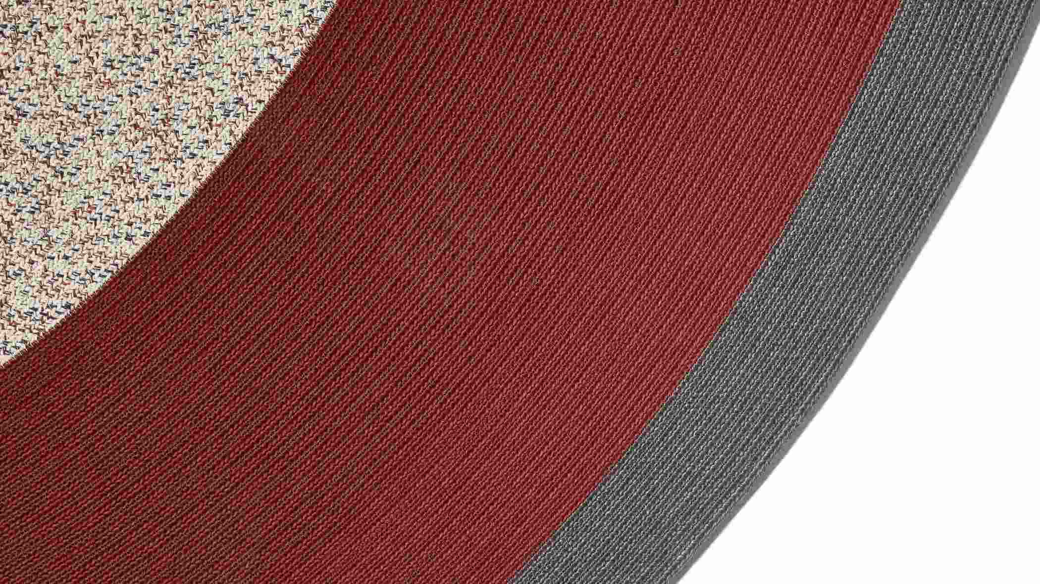 Detailaufnahme des Cassina Circus Teppichs (Ø 300 cm) für den Außenbereich, verschiedene Farbsegmente.