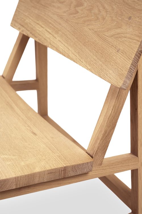 Detailaufnahme des Ethnicraft N2 Lounge Stuhls aus Eiche, zeigt Sitzfläche und Rückenlehne.