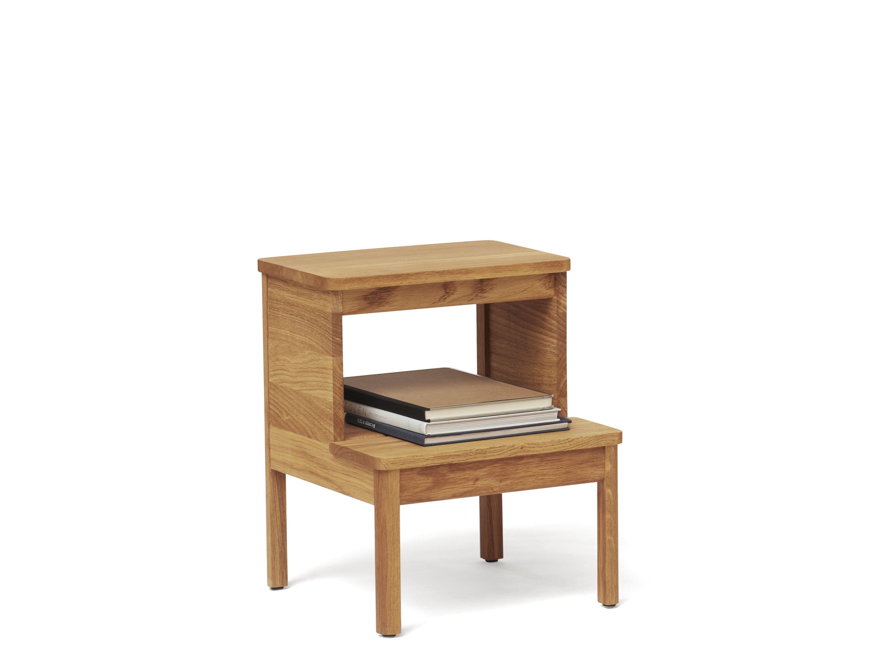 A Line Steighocker aus Holz mit zwei Stufen und Büchern. Tritt, Hocker.