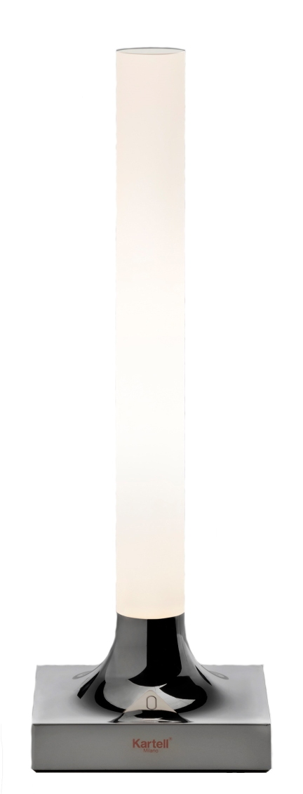 Goodnight Akkuleuchte von Kartell für den Außenbereich: Moderne Tischleuchte mit warmweißem Licht.