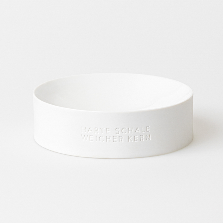 Weiße Nusschale "Harte Schale weicher Kern" von Räder, minimalistisches Design für Tischdekoration und Aufbewahrung.