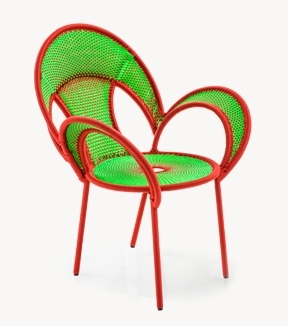 Hellgrüner und roter Banjooli Sessel von Moroso: Design Gartenstuhl für Terrasse und Balkon.