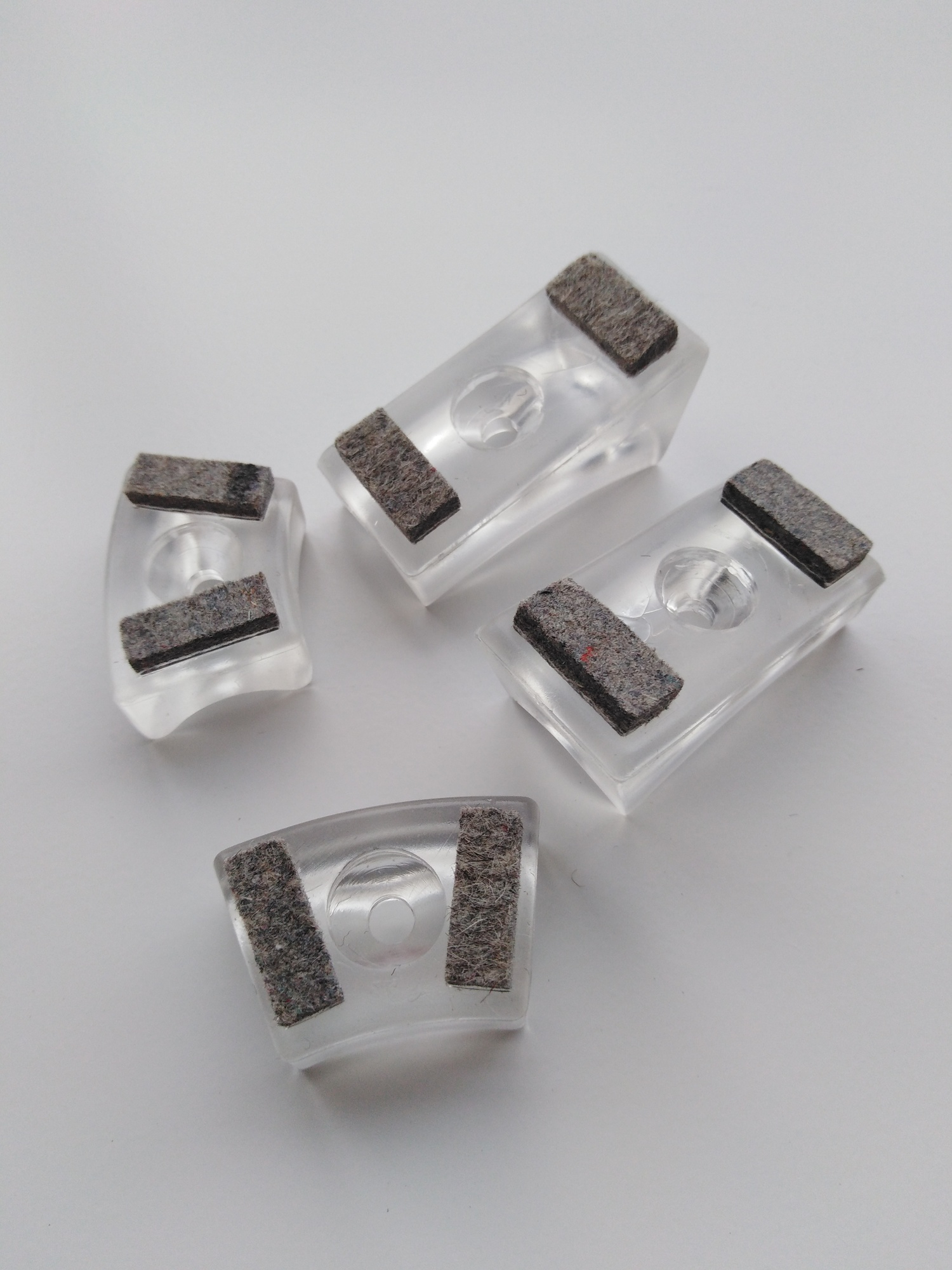 Transparente Kunststoffgleiter mit Filz für Freischwinger Stühle, idealer Bodenschutz und leises Verschieben.