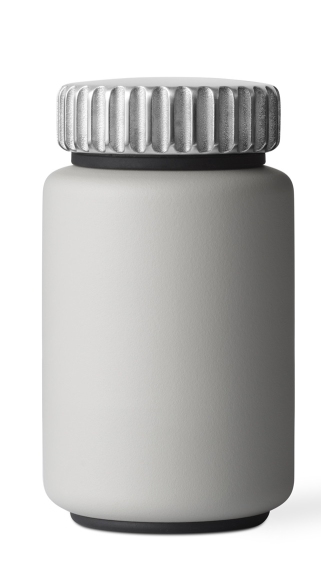 Graue Vipp Salz- oder Pfeffermühle mit geriffeltem, silberfarbenem Deckel auf weißem Hintergrund.