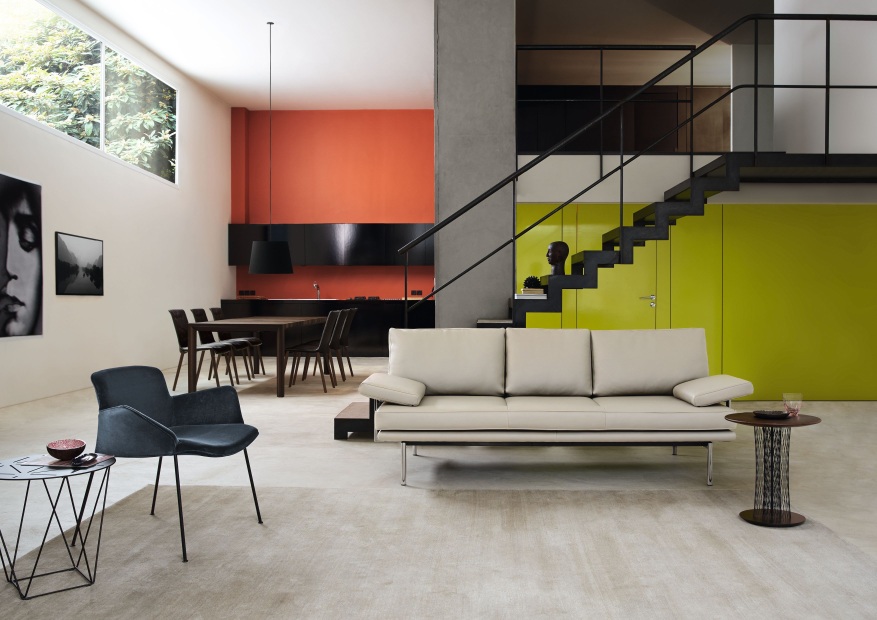 Beiges Sofa "Living Platform" von Walter Knoll mit Funktionsarmlehnen in modernem Wohnraum. Hochwertige Designermöbel.