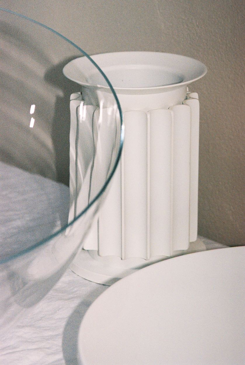 Taccia LED Tischleuchte von Flos: Detailaufnahme der weißen, matten Glas Tischlampe mit Glasschirm.