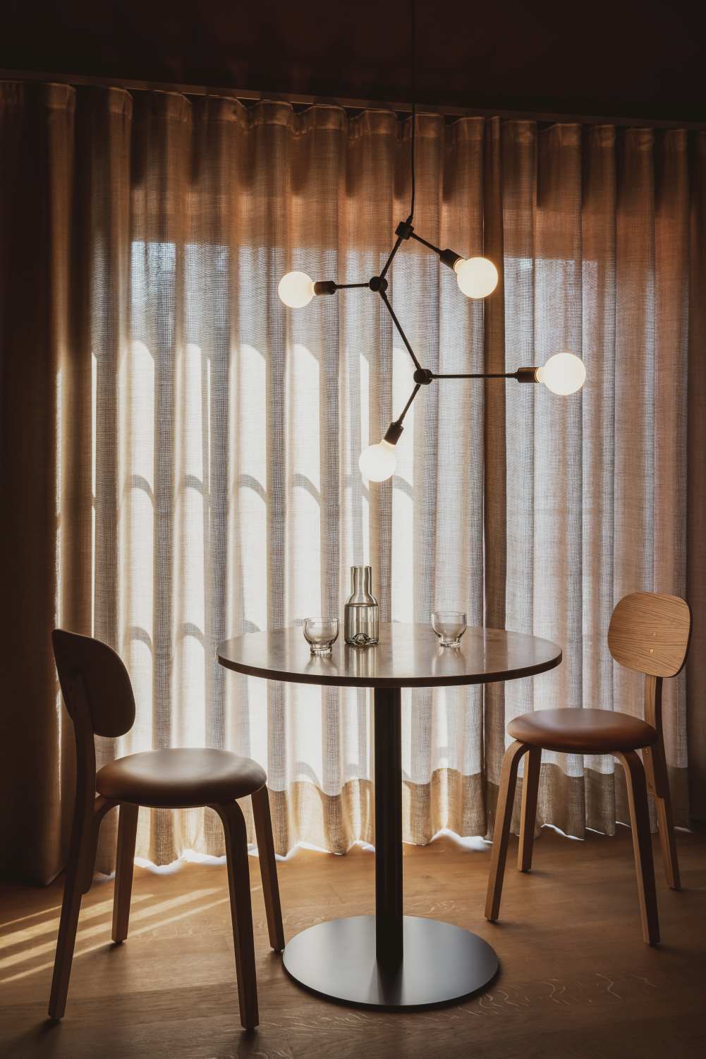 Bottle Collection Wasserkaraffe 0,5 Liter auf Tisch mit Gläsern, stilvolles Design für Wasser und Getränke.