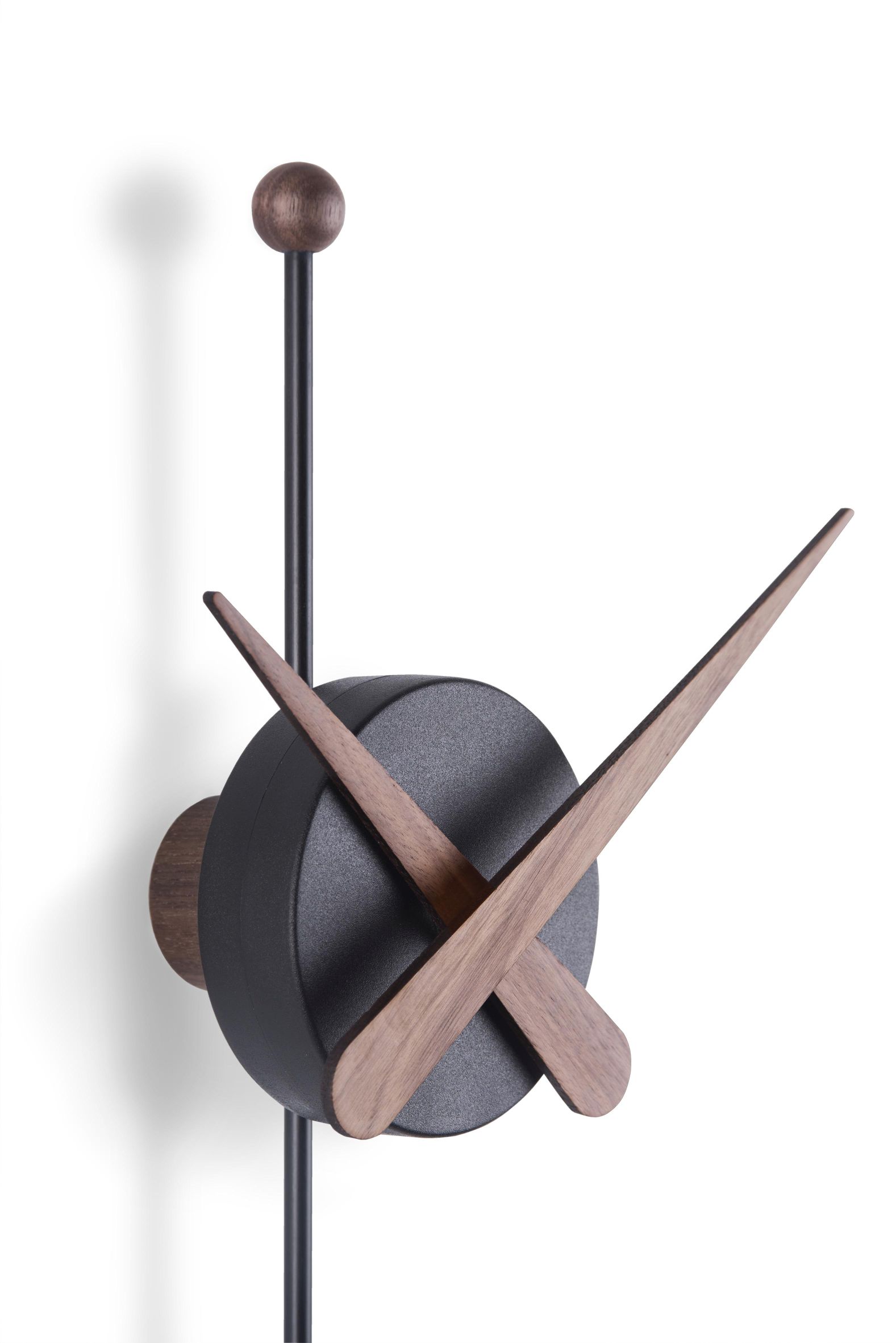 Punta Wanduhr von nomon: Moderne Design Wanduhr mit Walnuss Zeigern und schwarzem Gehäuse.