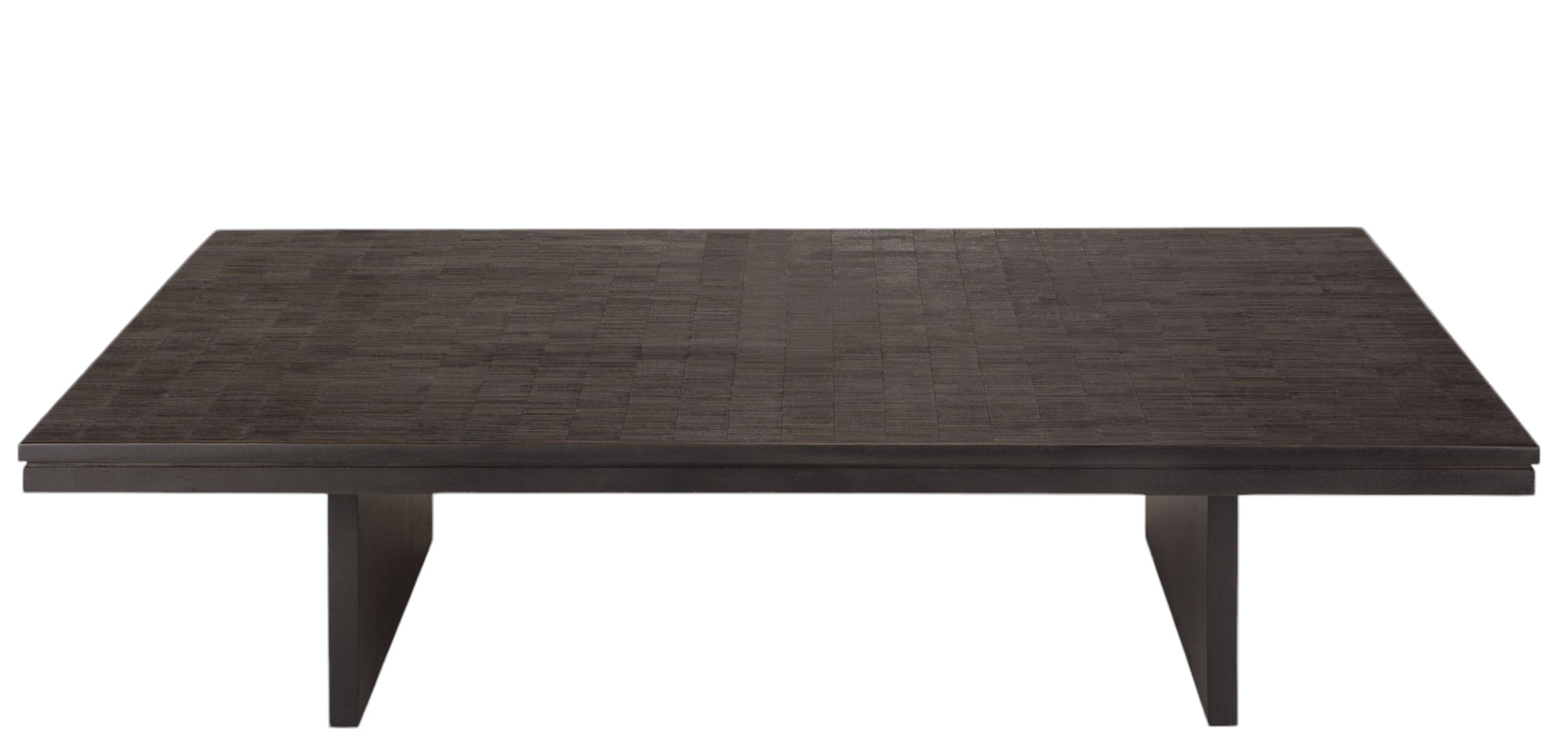 Rechteckiger Couchtisch "Grooves" von Ethnicraft aus dunklem Teakholz mit markanter Oberflächenstruktur.