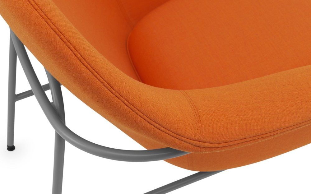 Detailaufnahme: Oranger Lounge Sessel von Normann Copenhagen mit grauem Metallgestell. Bequemer Sessel für Wohnzimmer.