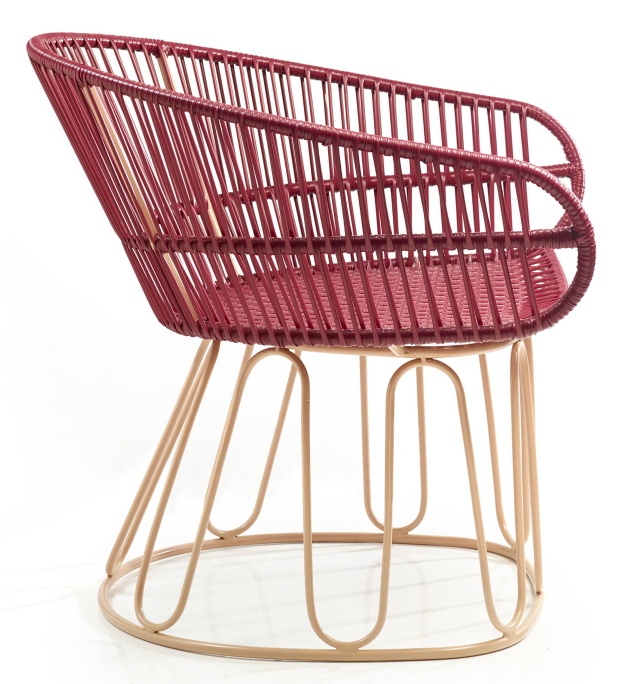 Ames Circo Lounge Chair: Roter Outdoor Sessel aus Kordel mit beigem Metallgestell.