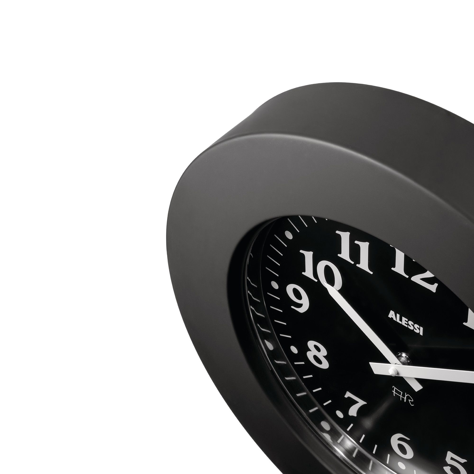 Detailaufnahme der schwarzen Alessi Wanduhr Momento 11 B, modernes Design für stilvolle Wohnraumgestaltung.