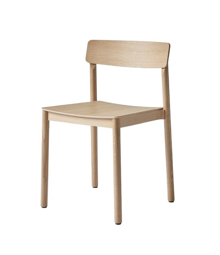 Betty TK2 Stuhl von AndTradition: Holzstuhl in hellem Eichenholz, minimalistisches Design für Esszimmer und Wohnbereich.