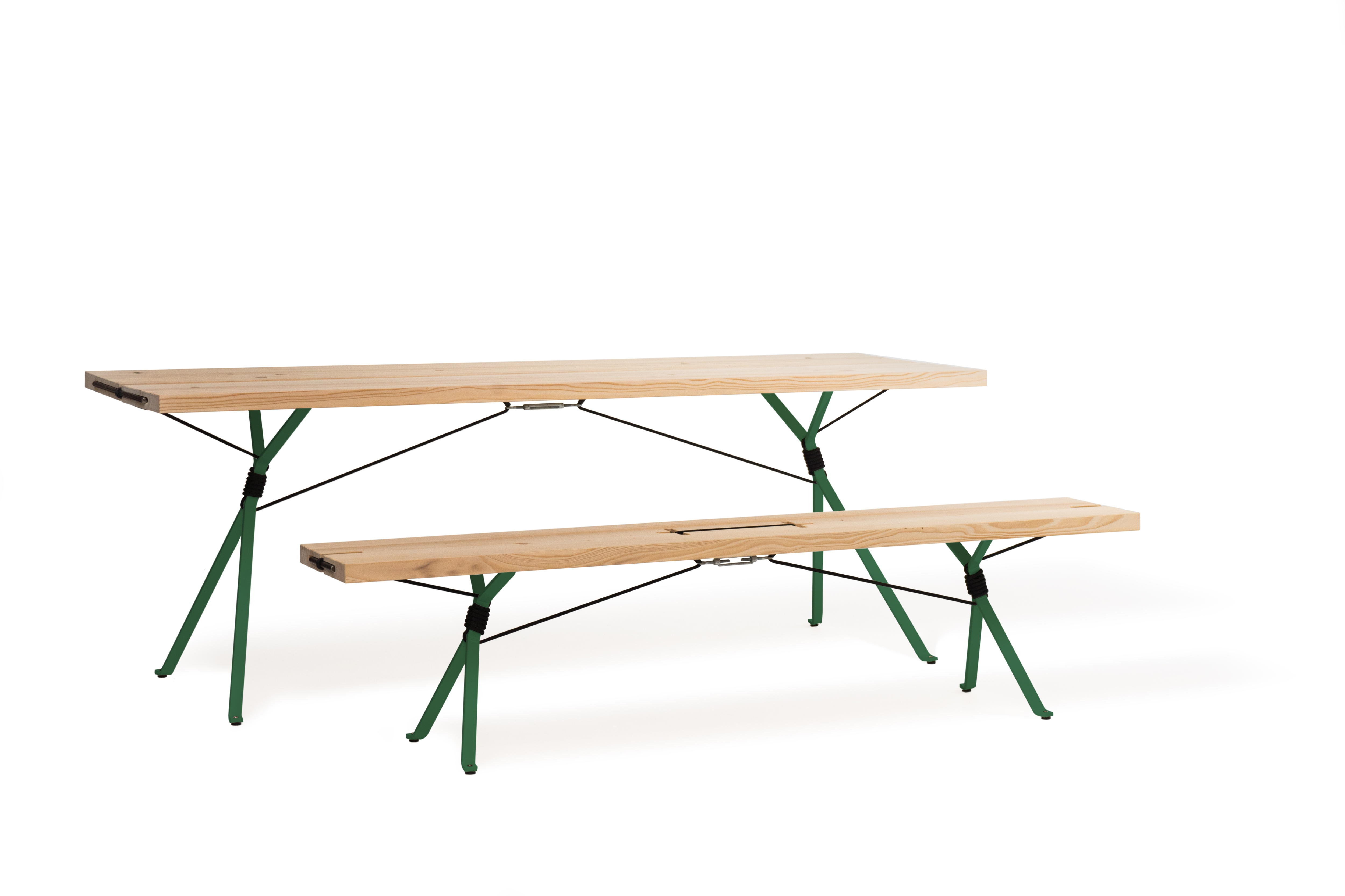 Kampenwand Bank von Moormann: Holzbank mit grünen Beinen und passendem Tisch auf weißem Hintergrund.