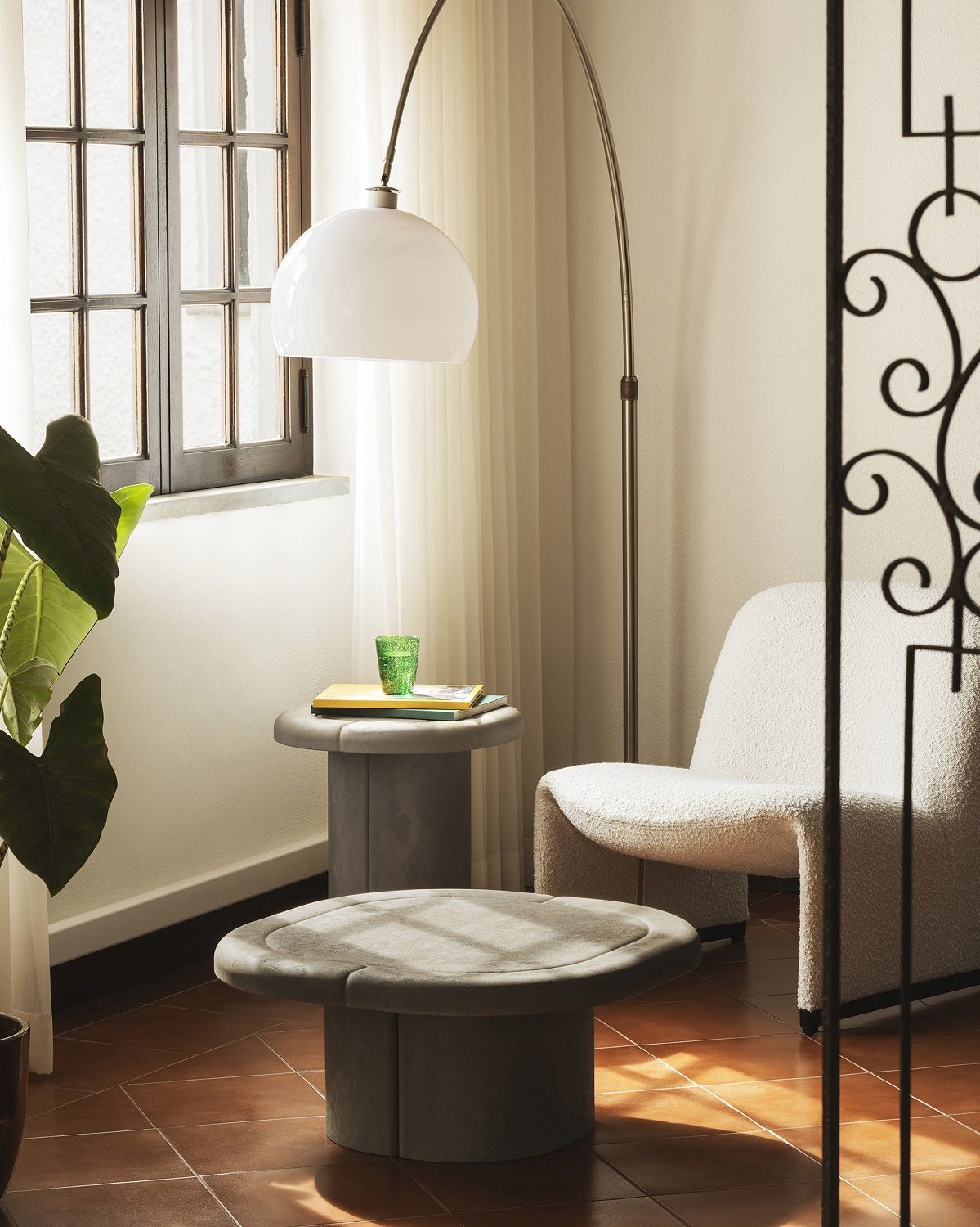 Quadratischer Alder Lounge Couchtisch von Mater, grauer Beton, für Indoor und Outdoor.