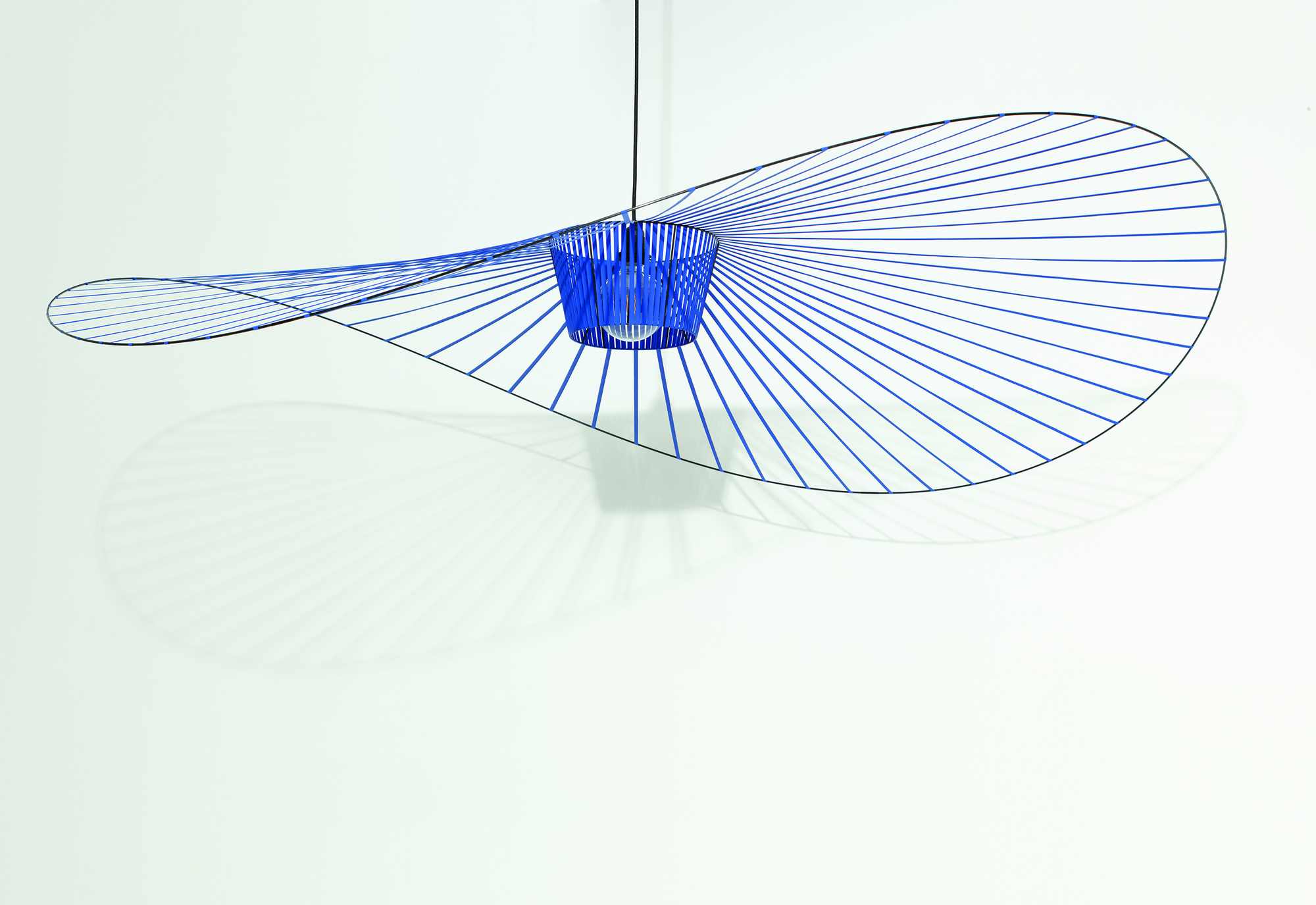 Vertigo Pendelleuchte von Petite Friture in Kobaltblau, modernes Design mit filigranem Lampenschirm und Lichteffekten.