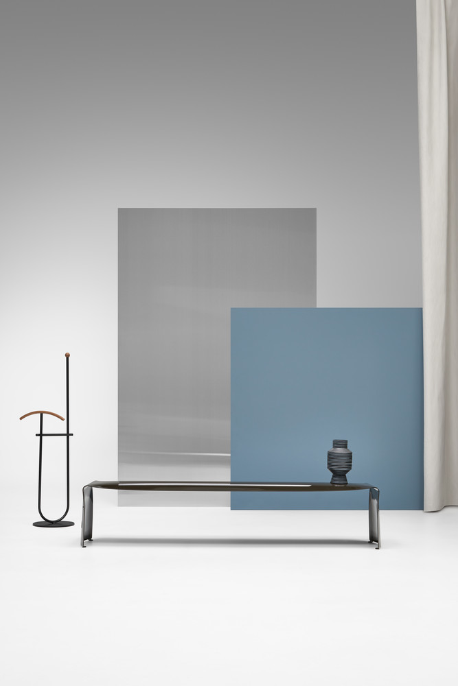 Ombre Stummer Diener von MDF Italia: Moderner Kleiderständer aus Metall mit Ablagefläche und minimalistischem Design.